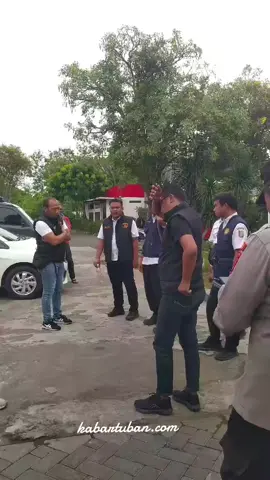 Menyusul maraknya keluhan masyarakat Kabupaten Tuban terkait kendaraan yang mendadak brebet usai mengisi bahan bakar jenis Pertalite, aparat kepolisian bersama Dinas Koperasi, Usaha Kecil, Menengah, dan Perdagangan (Diskopumdag) Tuban melalui UPTD Metrologi Legal melakukan inspeksi mendadak (sidak) ke sejumlah SPBU, Senin (27/10/2025). Sidak pertama dilakukan di dua lokasi, yakni SPBU Pertamina 53.623.21 Patung Tuban dan SPBU Pertamina 54.623.18 Dasin, Kecamatan Jenu. baca berita selengkapnya di kabartuban.com (...)  #beritatuban #beritatiktok #pertamina #pertalite #kabartuban 