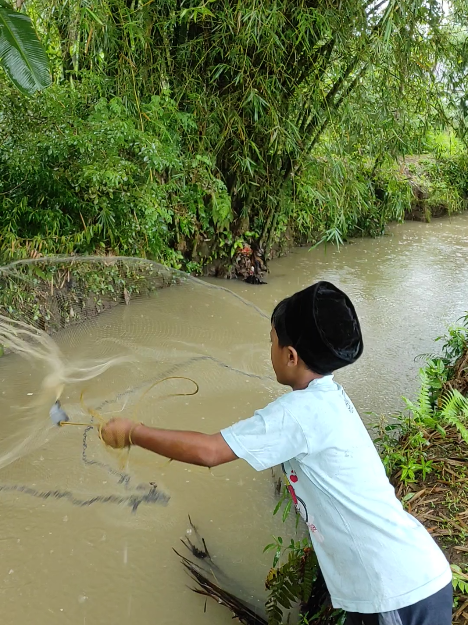 Takut banjir😯😯 menjala lagi kita paman semoga ada ikan nya #ikan #sungai 
