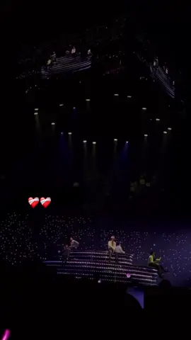 kalau tanya siapa org yg paling sabar dan kuat ? jawabannya EXO dan EXOL🥹❤️❤️  #exo #weareoneexo #exol #exocomeback 
