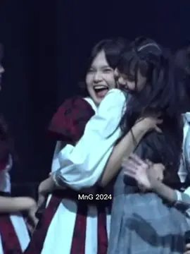 Tahun lalu @olinejkt48 ngasih @Indah Cahya selamat krn masuk peringkat sementara senbatsu, tahun ini indah ucapin selamat Oline naik tim inti🥺🥹 Ngaku ndah anak kesayangan km juki kan aslinya?! #indah #jkt48 #olinejkt48 #indahjkt48 