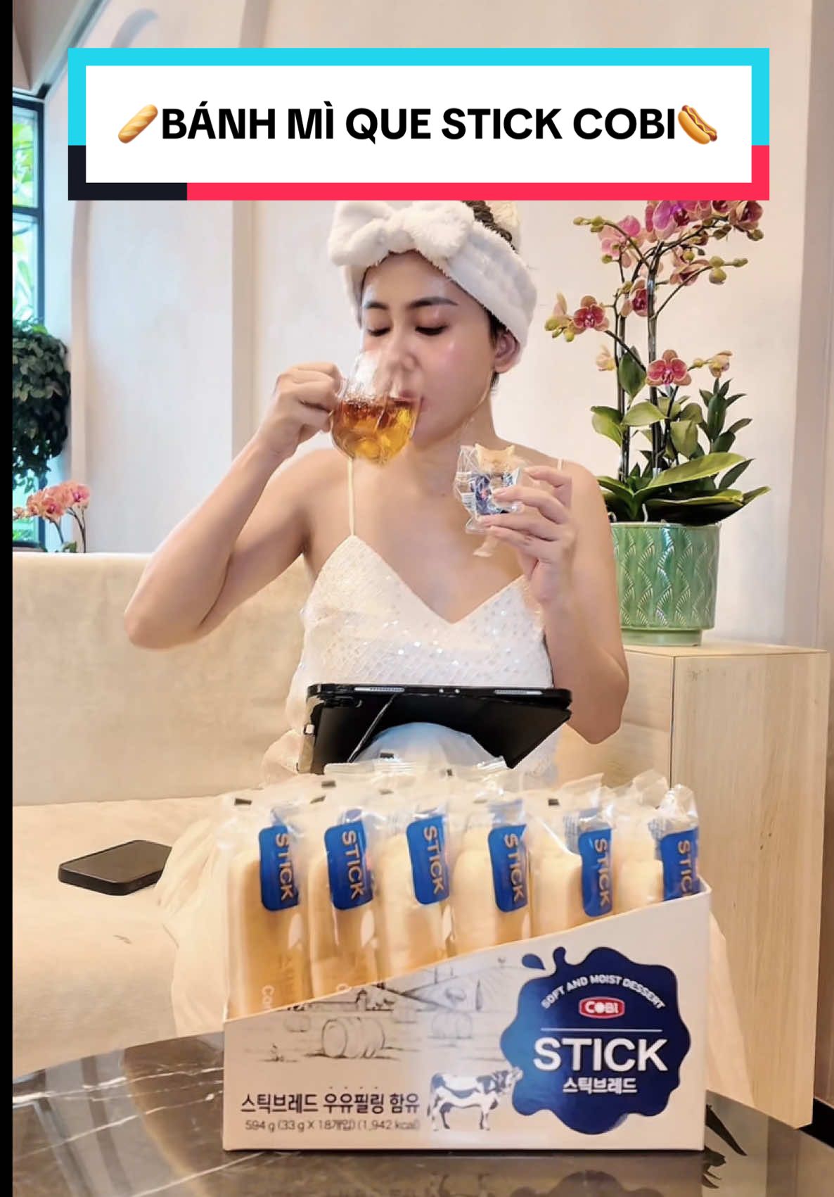 Bánh stick của Cobi 🍞 là sự hòa quyện tinh tế giữa hương bơ thơm ngậy và vị ngọt nhẹ thanh tao, mang đến cảm giác giòn tan ngay khi chạm môi. Từng cây bánh thon dài, vàng ươm như được thổi hồn từ bàn tay nghệ nhân, khiến mỗi miếng cắn đều là một bản nhạc ngọt ngào nơi đầu lưỡi. Dù dùng kèm trà sữa, cà phê hay chỉ thưởng thức riêng, bánh stick Cobi vẫn giữ trọn hương vị tinh khiết, khiến ai một lần nếm thử cũng phải lưu luyến mãi. Một chiếc bánh nhỏ, nhưng chất chứa cả niềm vui và hương vị của sự chăm chút 💛  Hashtag #stickbread #cobi #cuahangtienloi #buasang #banhmi 