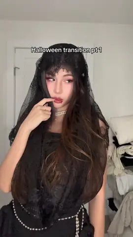 1/5 Halloween costume reveal 🤭 save this transition! #halloween #halloweentransition #corpsebride #halloweencostume #inspooutfit 