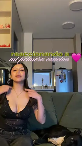 Reaccionando a mi primera canción Jajsjsjs🥹🥹 la conocían?? yo puro 🚬🚬🚬 #fyp 