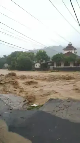 hari ini lokasi cisolok palabuhanratu, semoga tidak ada korban jiwa. #banjirbandang  #banjirpalabuhanratu  #banjircisolokpalabuhanratu