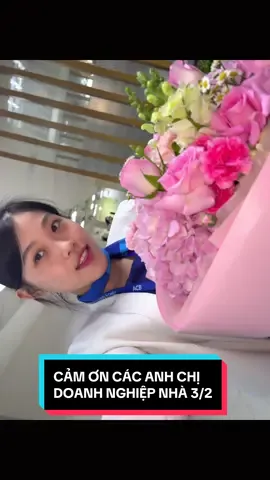 chỉ có thể nói là hoa đẹp, tâm tư của người tặng phải trân trọng đến mức nào mới có thể lựa ra bó hoa đẹp như vậy 🥹🥹💙🤍 cổ tập tành quay cam sau mà k thấy đường 😦 #fypシ #ACB #acbtiktoker #banker #acb_esg 