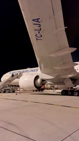 JUST LANDED IN ISTANBUL 🇹🇷 leaving a Turkish Boeing 777-300 #istanbulairport #turkishairlines #b777 #landed #istanbul 