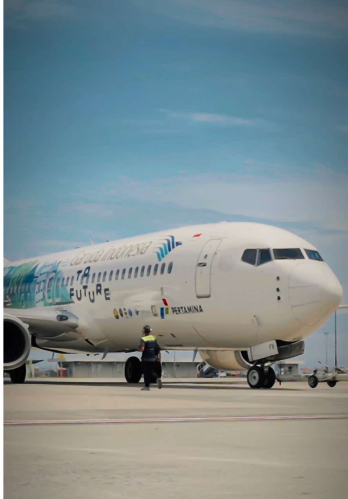 Garuda Indonesia terus berinovasi demi langit Nusantara yang lebih hijau. Dari program Carbon Offset hingga GSE bertenaga listrik, komitmen ini turut diwujudkan pada penerbangan Jakarta–Labuan Bajo tanggal 23 Oktober 2025. Di Hari Penerbangan Nasional ini, kami melangkah bersama menuju masa depan yang berkelanjutan. — Garuda Indonesia continues to innovate for a greener Indonesian sky. From Carbon Offset to electric-powered GSE, this commitment was also realized on our Jakarta–Labuan Bajo flight on October 23, 2025. On this National Aviation Day, we take another step toward a sustainable future. #GarudaIndonesia #BecauseYouMatter #TheAviationChallenge #TAC2025 