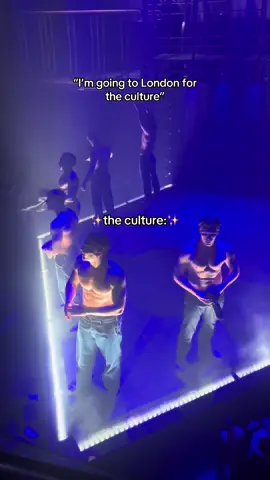 @Marcus Vrondas stole my heart🫠 #london #magicmikelive 