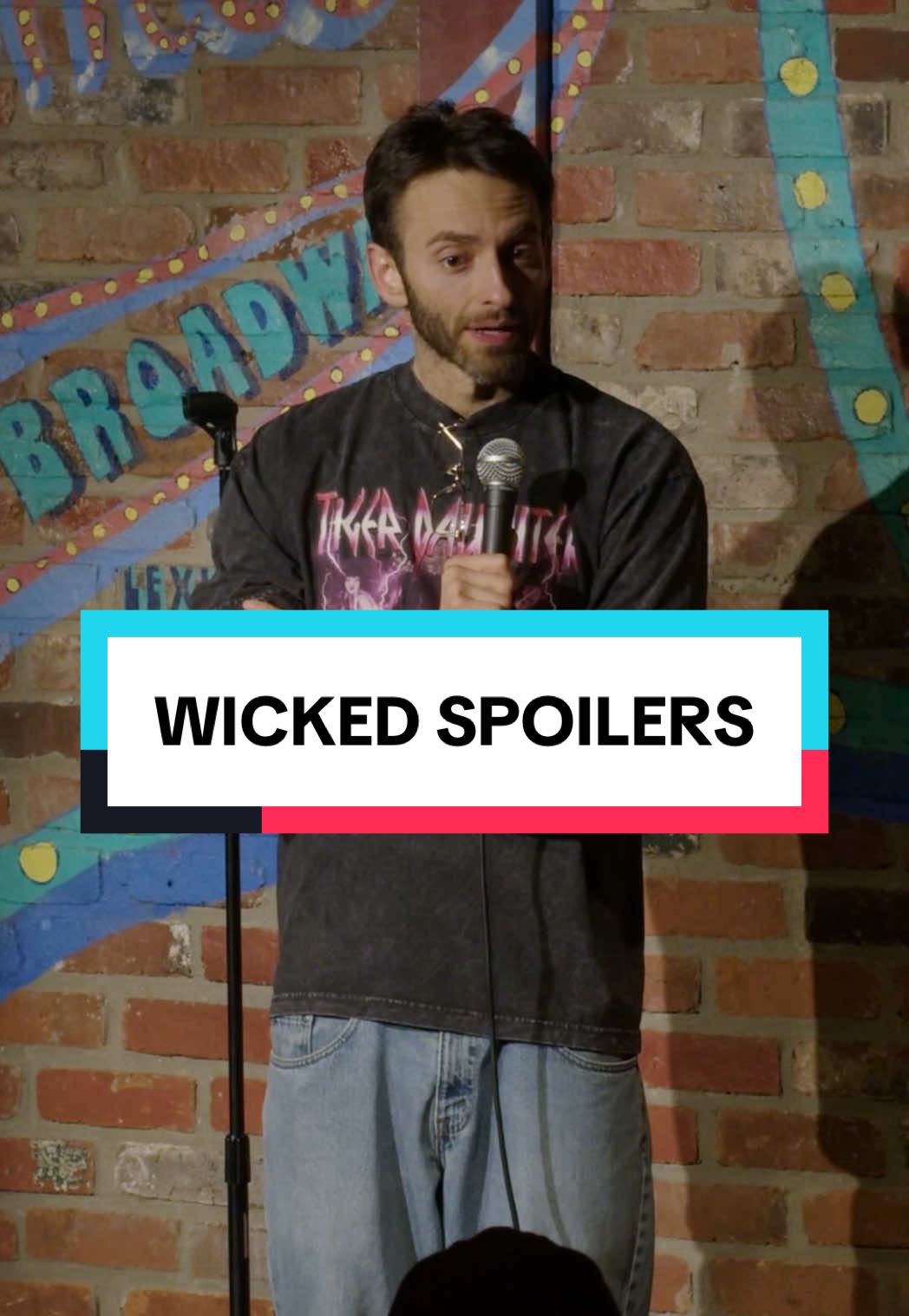 Spoiler alert! She's green! 🧙🏻🎭🤣 #Wicked #standup #comedy #standupcomedy 