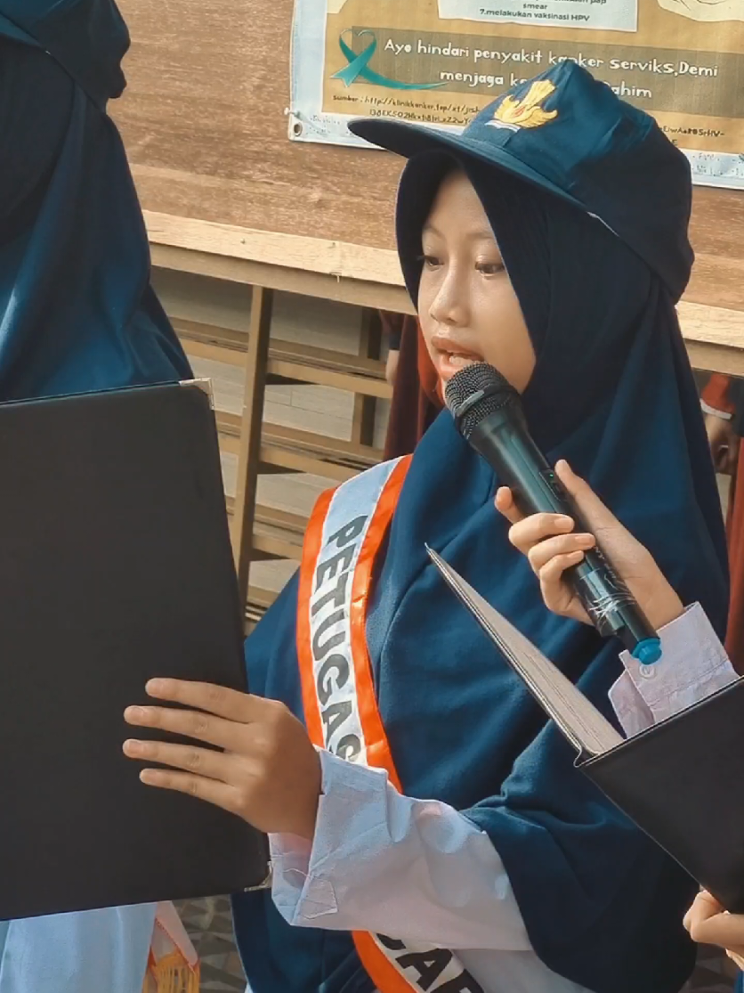 Upacara Bendera Senin, 27 Oktober 2025 petugas upacara kelas VII-2