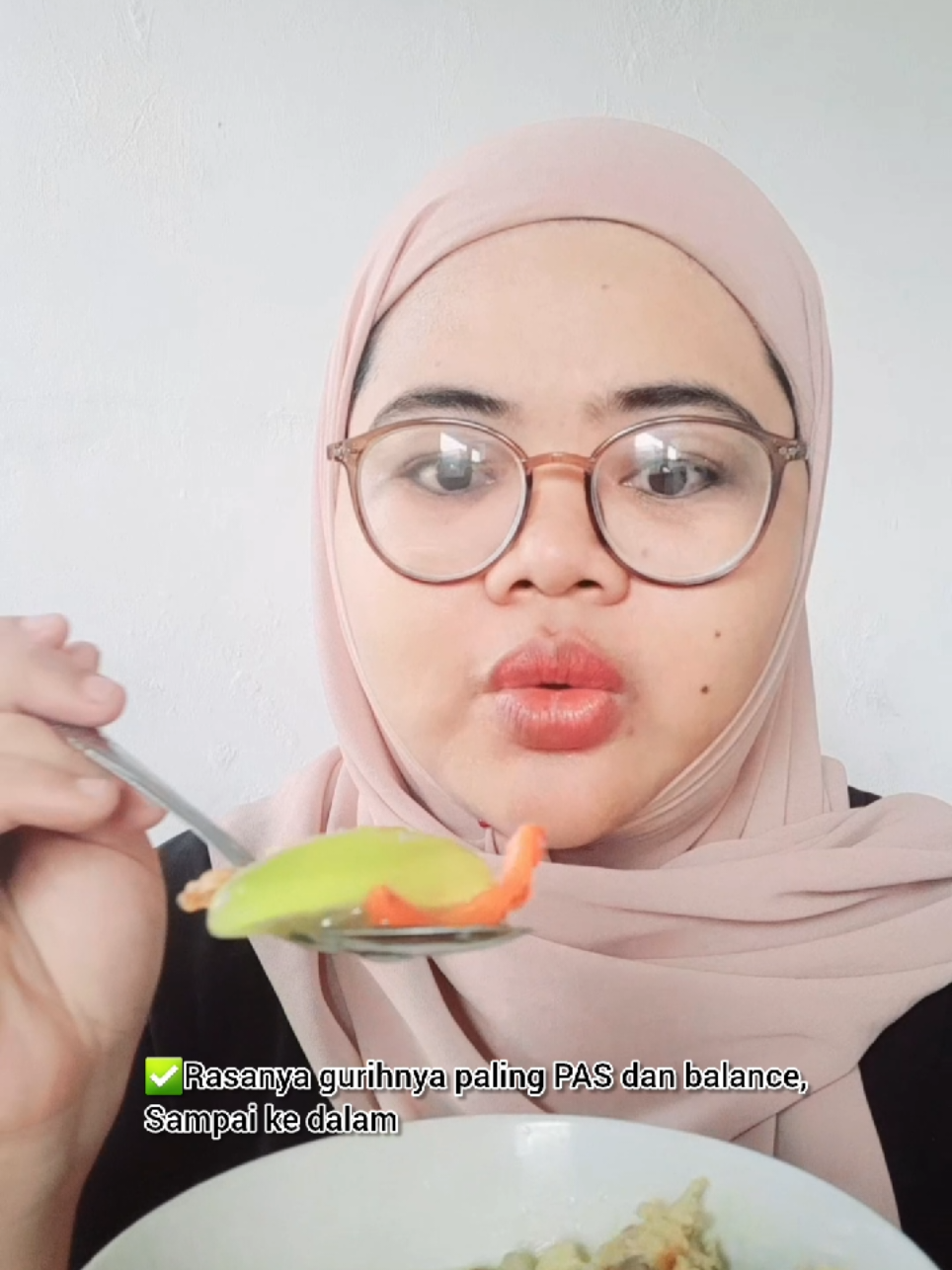 Gak nyangka bumbu andalan aku sama kaya kak asmirandah  Masak ayam kuah segar ala asmirandah versi aku ini ternyata enak banget lho, Bumbunya juga simpel banget,kalian bisa cek detailnya di video aku ya. apalagi bumbunya pakai bumbu kaldu Sedaap makin sedaap pastinya.  @bumbusedaapid  #SemuaBisaMasakSedaap