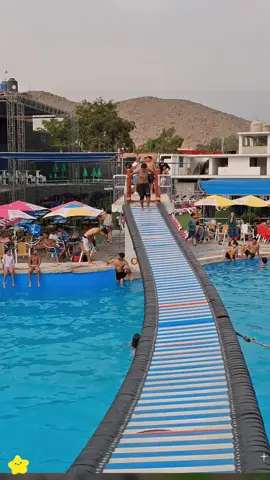 Who can pass the swing bridge challenge? Be sure to watch until the end#puenteextremo#aqualandia #viral #paseoescolar #PiscinasEnPiura 