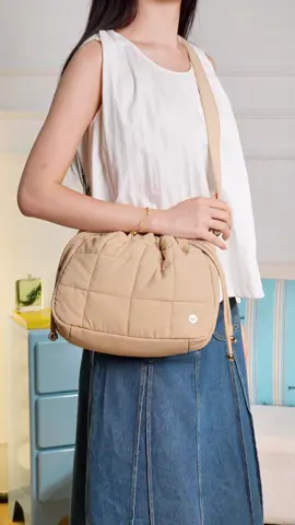 👜 กระเป๋า Westbronco รุ่น Dumpling 🥟 ดีไซน์เก๋ ทรงสวยสะดุดตา พกไปไหนก็ดูมีสไตล์ ✨ สีสันน่ารัก สดใสละมุนตา เข้ากับทุกลุคทุกโอกาส 💕 จุของได้เยอะ ใบใหญ่สะใจ จะใส่โน้ตบุ๊ค เครื่องสำอาง หรือของใช้ประจำวันก็ยังเหลือที่! ทั้งฟังก์ชันและแฟชั่นรวมไว้ในใบเดียว 🍃 สะดวกแบบมีสไตล์ 💖 สะพายแล้วมั่นใจทุกลุค มิกซ์แอนด์แมตช์ง่าย ได้ลุคเกาหลีสุดคิ้วท์แน่นอน 🤍 #westbroncothailand #เทรนวันนี้ #กระเป๋า #westbroncobag #กระเป๋าสายแบก 