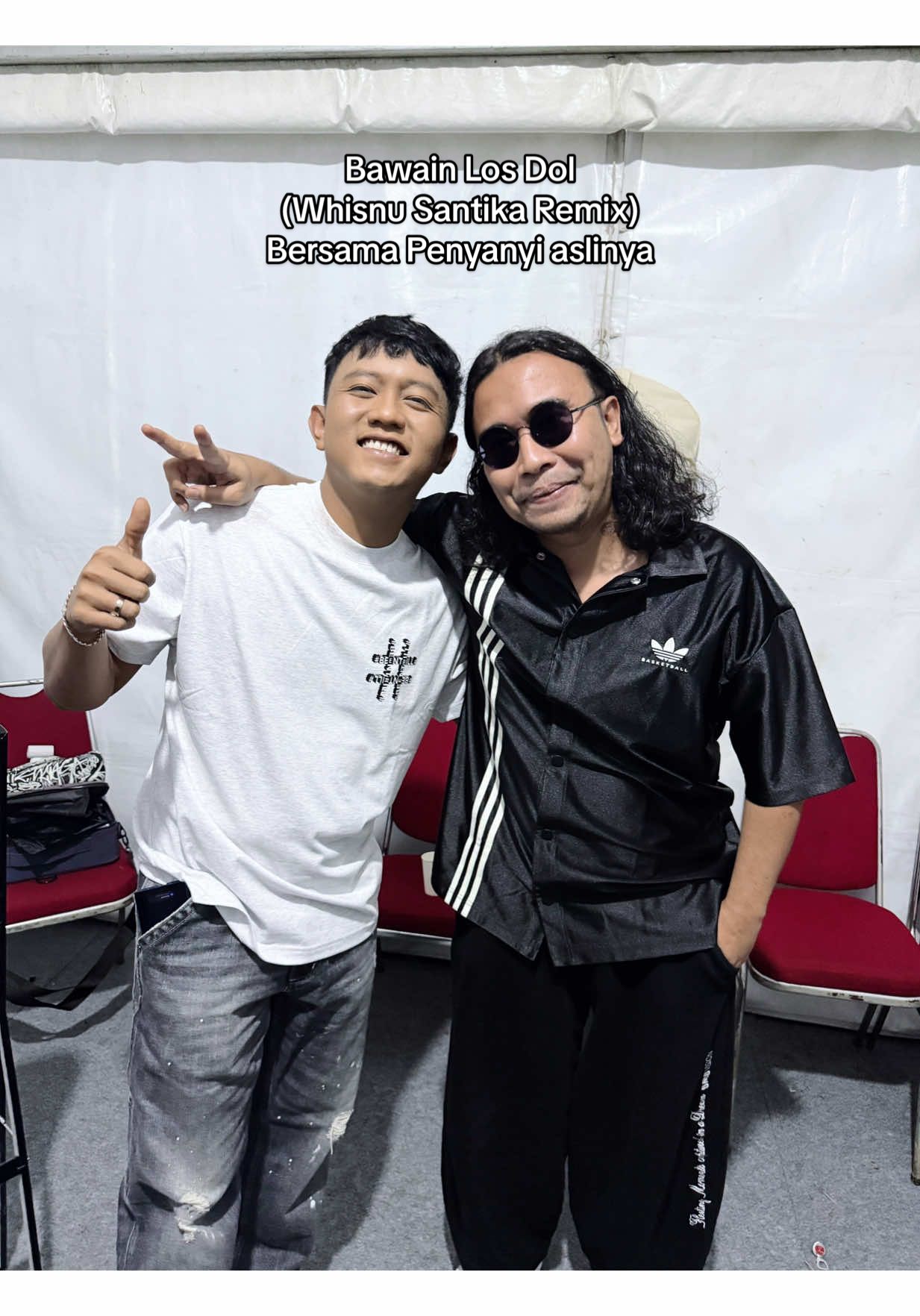 Untuk pertama kali nya kolaborasi di atas panggung bersama koncoku mase @DENNY CAKNAN di Karawang malam minggu kemaren, bawain lagunya, tapi dengan versiku. it was Super fun 🥹✨ Terima kasih warga Karawang sudah datang dan ikut merasakan serunya lintas genre di atas panggung, semoga kalian terhibur ya🙋🏻‍♂️