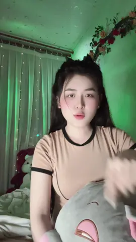 Anh ngồi xuống nghe tui hỏi nè. 