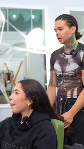 ✈️ Desde Orlando hasta Houston… ¡Virginia y su mamá vinieron especialmente para vivir su cambio de imagen con nosotros! 💇‍♀️✨ Ambas buscaban algo natural, sin llegar a tonos demasiado claros, pero sí con ese toque artístico, personalizado y lleno de magia que distingue nuestro trabajo 🎨💖 Nos llena el corazón que hayan confiado en mí y en todo el equipo de David Alexander para este momento tan especial 💫 Y lo mejor de todo… ¡les encantó el resultado! 😍🙌 #HairTransformation #CambioDeImagen #HoustonSalon #DesdeOrlando #HairArtist              📍4343 Telephone Rd, Houston, Texas 77087 💇‍♀️ Martes a sábado | 9 AM – 5 PM