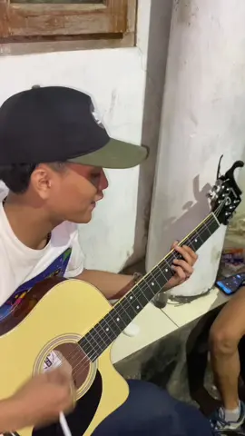 NAH GAIS BUAT KALIAN YANG MAU SAMAAN GITAR DAN CAJONNYA BISA LANGSUNG CEK DIKERANJANG KUNING YAK! #fyp #coverlagu #tersimpan #ourstory 