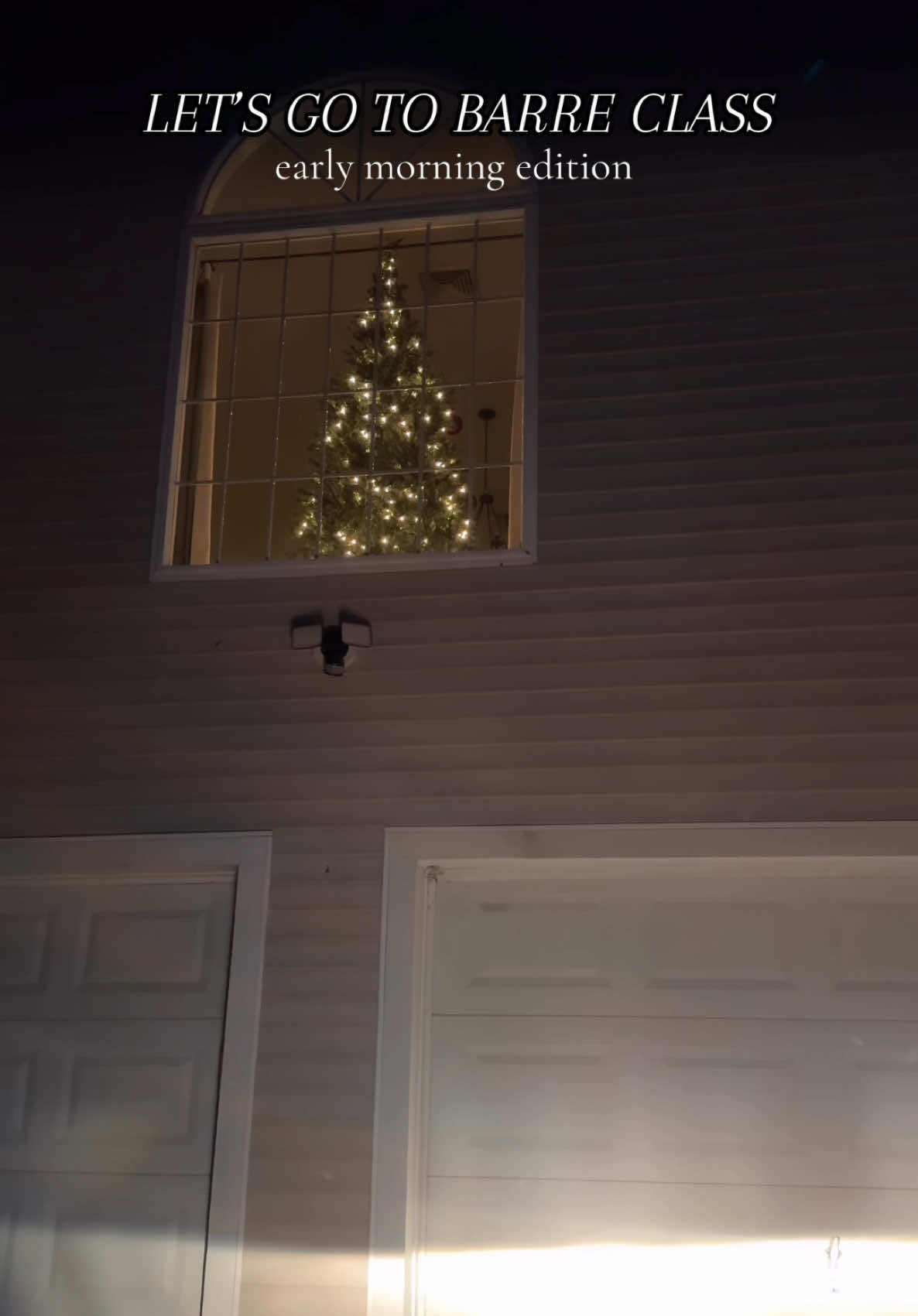 Come to an early morning barre class with me at @studiosculpt 🫶🏼 and yes my tree is already up 😂🎄🤭 #comewithme #ditlvlog #Vlog #earlymorningworkout #barreclass 
