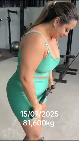 Em constante evolução … 7 meses pos parto 💪🏼 mãe de 2 princesas …  engravidei acima do peso com 72 kg e pesei 92 kg no final da gestação , em Junho voltei a treinar quando ela fez 3 meses e iniciei com 81,600 no primeiro mês n perdi nem 1 kg 😢 mas n desisti …  #emagrecimentofeminino #posparto #maede2 #antesedepoisemagrecimento 