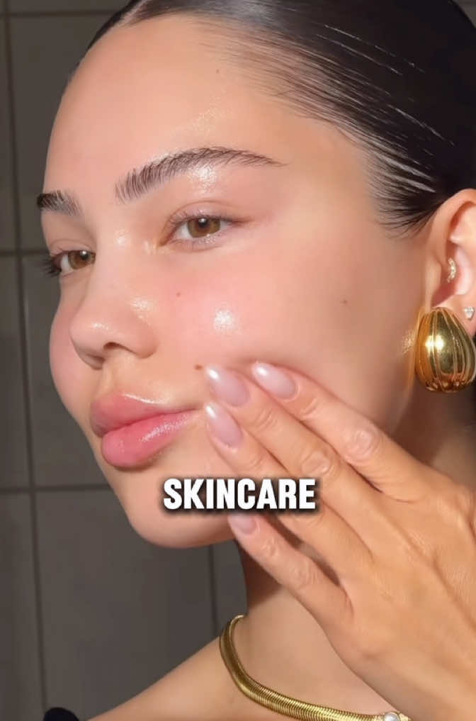 Best body scrub for clear and glowing skin. How to make body scrub for glowing and bright skin. #bodyscrub #skinglow #clearskin #brightenskin 