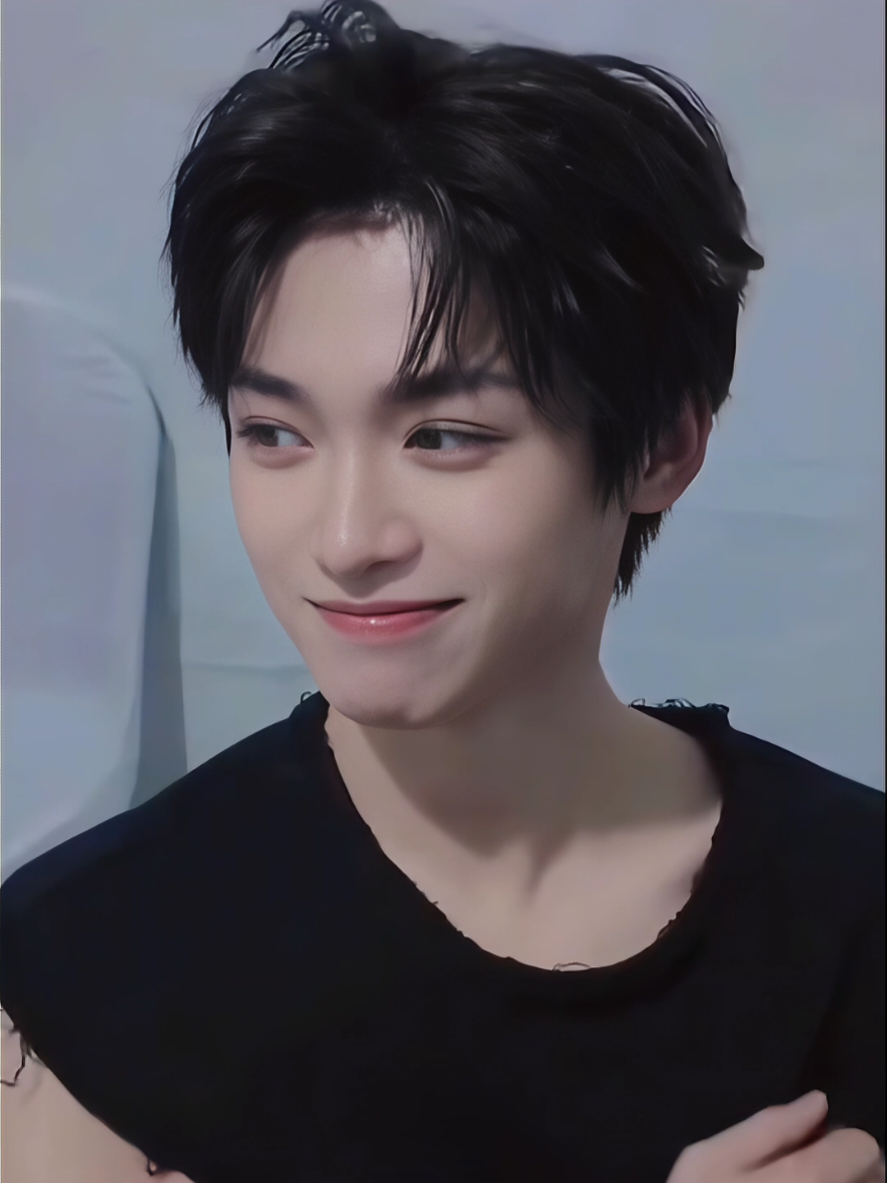 Ini kalo depan Tian begini bentukannya habis sudah. Langsung di kokop gak bisa keluar kamar pokoknya 🤭 Duh...  isi otak ku ngeres banget 🤣💙💛 #ziyu #tianxuning #田栩宁 #tianziyu #revengedlove 