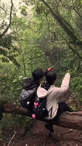 tempat indah bukan dimana melainkan dengan siapa #gunungwilis #pendakifomo #mountaindate 