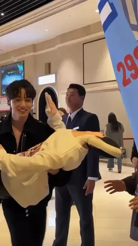 Jungkook apoyando su amigo Chaeunwoo en su película First Ride es tan lindo 🥹🫂💜 #chaeunwoo #eunwoo @차은우 #jungkook #jk #pyf 