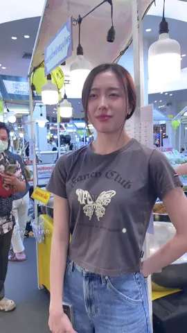 ว่าด้วยเรื่องวันครบรอบ5ปี4EVEเราก็ขอให้น้องอวยพรให้กดบัตรได้ แล้วก็บอกน้องว่าถ้าได้แฟนทอล์คจะพี่แต่งตัวยังไง แล้วก็ตามที่เห็นในคลิป น้องดูชอบใจน้องดูอยากให้พี่ได้แฟนทอล์ค ไม่ชอบเลยตอนที่เคาะกะละมังดูอยากให้ใส่  #Aheye4EVE 