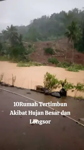 Kembali Longsor di Desa Sukarame Kecamatan Cisolok Kabupaten Sukabumi Jawa Barat., Hampir 10 Rumah tertimbun dan saat ini BPBD kabupaten Sukabumi Jawa belum ada realise bencana longsor ini. Senin(27/10/2025)  #BreakingNews #Wisata #Tatarmedia #Kuliner #fypシ゚ 