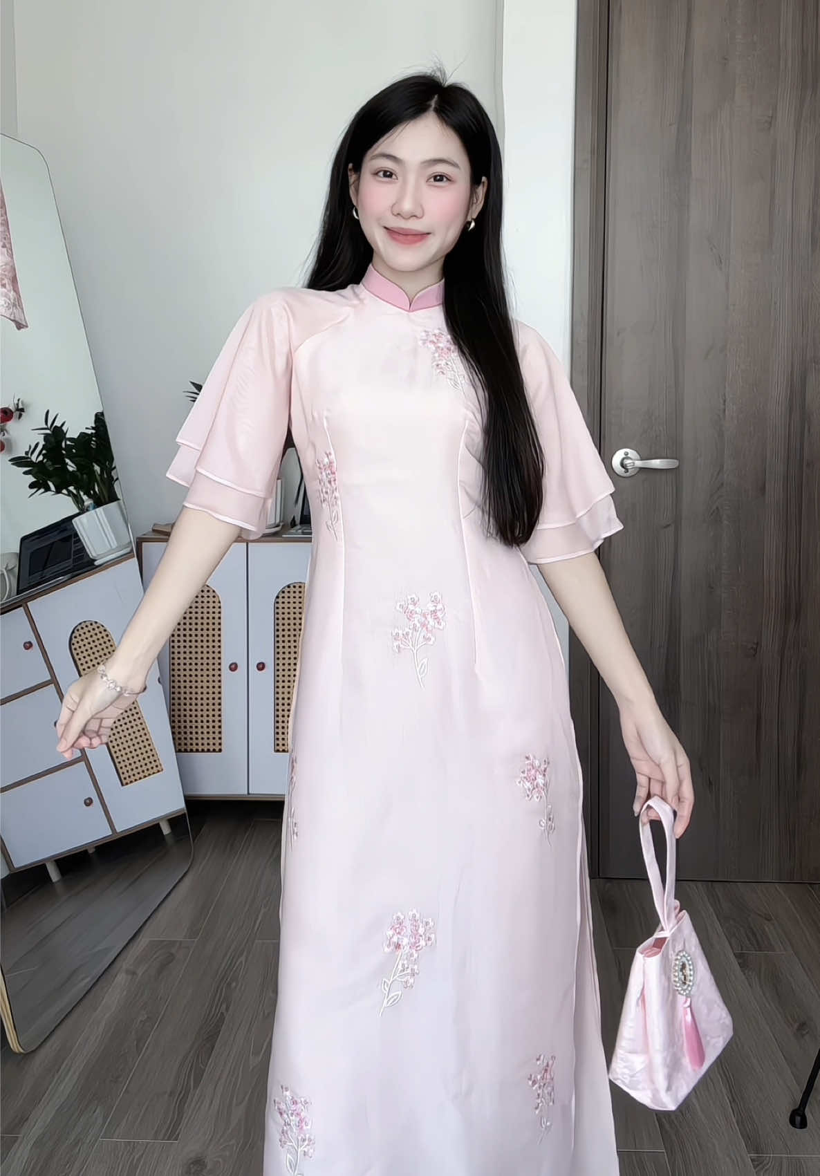 Còn hơn 100 ngày nữa đến Tết. Nhưng tôi đã chọn được áo dài tết cho mùng 1 dùiiii, còn các mommm thì seooo #áodaivietnam #aodai #aodaitet #tet2026 #xuhuong 