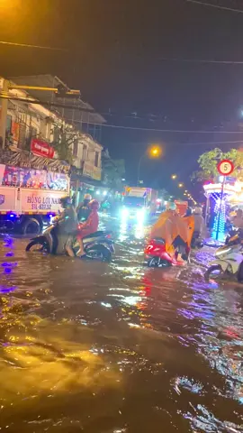 Trời làm mưa tuôn..
