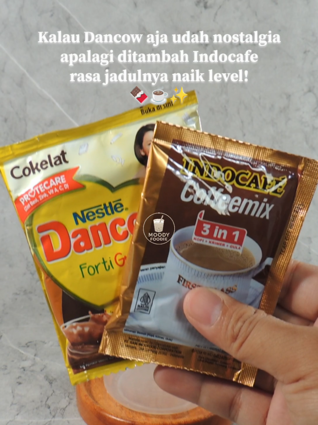 yakin ga bakal ada yg nolak kalo 2 ini udh di buat dalam 1 gelas 🍫☕✨ #HackMinuman #MoodyFoodie #DrinkHack #RacikanMoody #MinumanKekinian #MinumanRumahan #KopiKekinian #MinumanViral #KopiEnak #FoodHackID #KeranjangKuning #TikTokShop #BahanAdaDiKeranjang #AffiliateTikTok #fypgaksih 