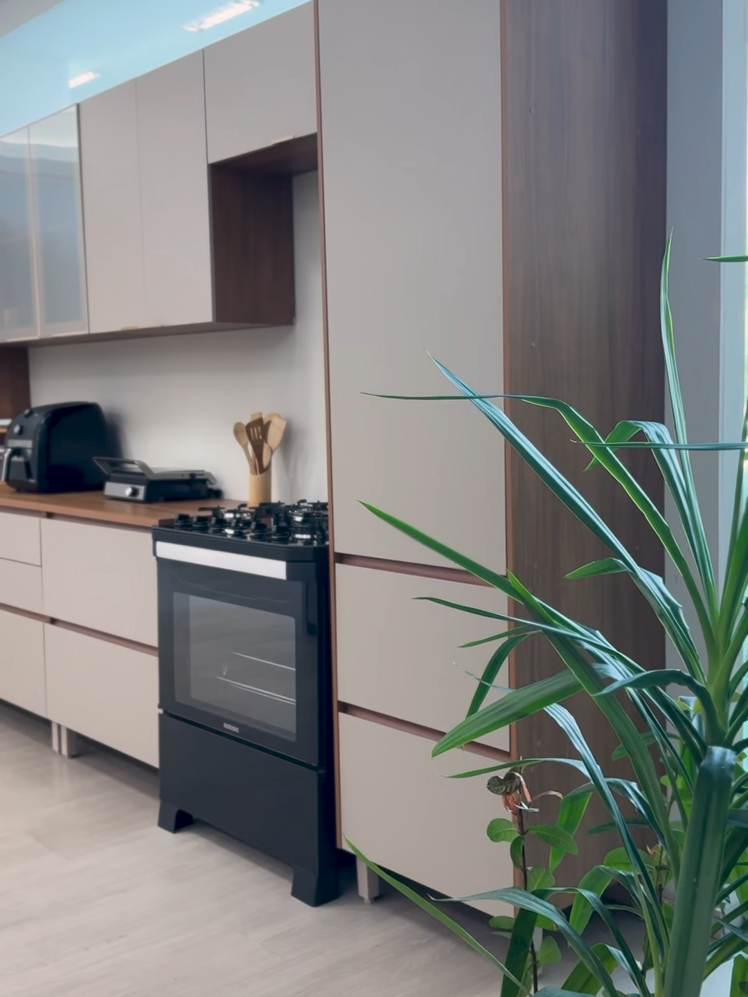 Estilo, praticidade e sofisticação em cada detalhe. 🥰💙 A cozinha Lúmina foi pensada para se adaptar ao seu espaço e ao seu jeito de cozinhar. Com balcões e aéreos modulados, você organiza tudo do seu jeito e ainda pode acrescentar módulos extras sempre que precisar.