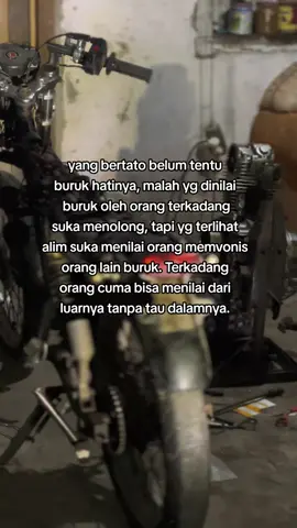 pemabuk sangat senang jika melihat orang alim, tapi orang alim terkadang benci dengan pemabuk