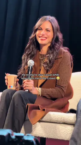 you can see by my expression at the end, I stayed completely calm 😌 #lanaparrilla #reginamills #onceuponatime #comicconbrussels #ouat 