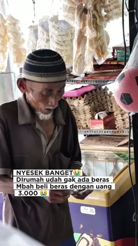 Saking enggak kuat nya menahan  Rasa lapar Kakek terpaksa  Makan nasi bekas dan pas kita lihat Ternyata nasinya jg udah kotor 😭😭 Yg mau ikut patungan bantu Kakek Sirman boleh yah kakk 🙏 Norek Ada di bio 🙏