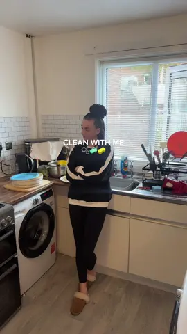 Clean with me🫧🧼🧽 completely burnt out but still showing up. #CleanTok #cleaningmotivation #cleanwithme #cleaninghacks #bleachclean 