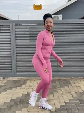 😝🤭!! Sneakers from:@bigdrip.sa #fypシ゚ 