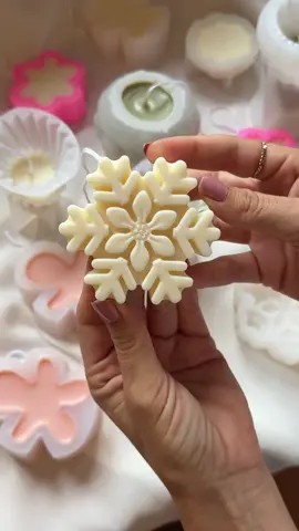 Let’s enjoy some candle unmolding together 🤍 #candle #candlemaking #candlebudiness #christmascandle 