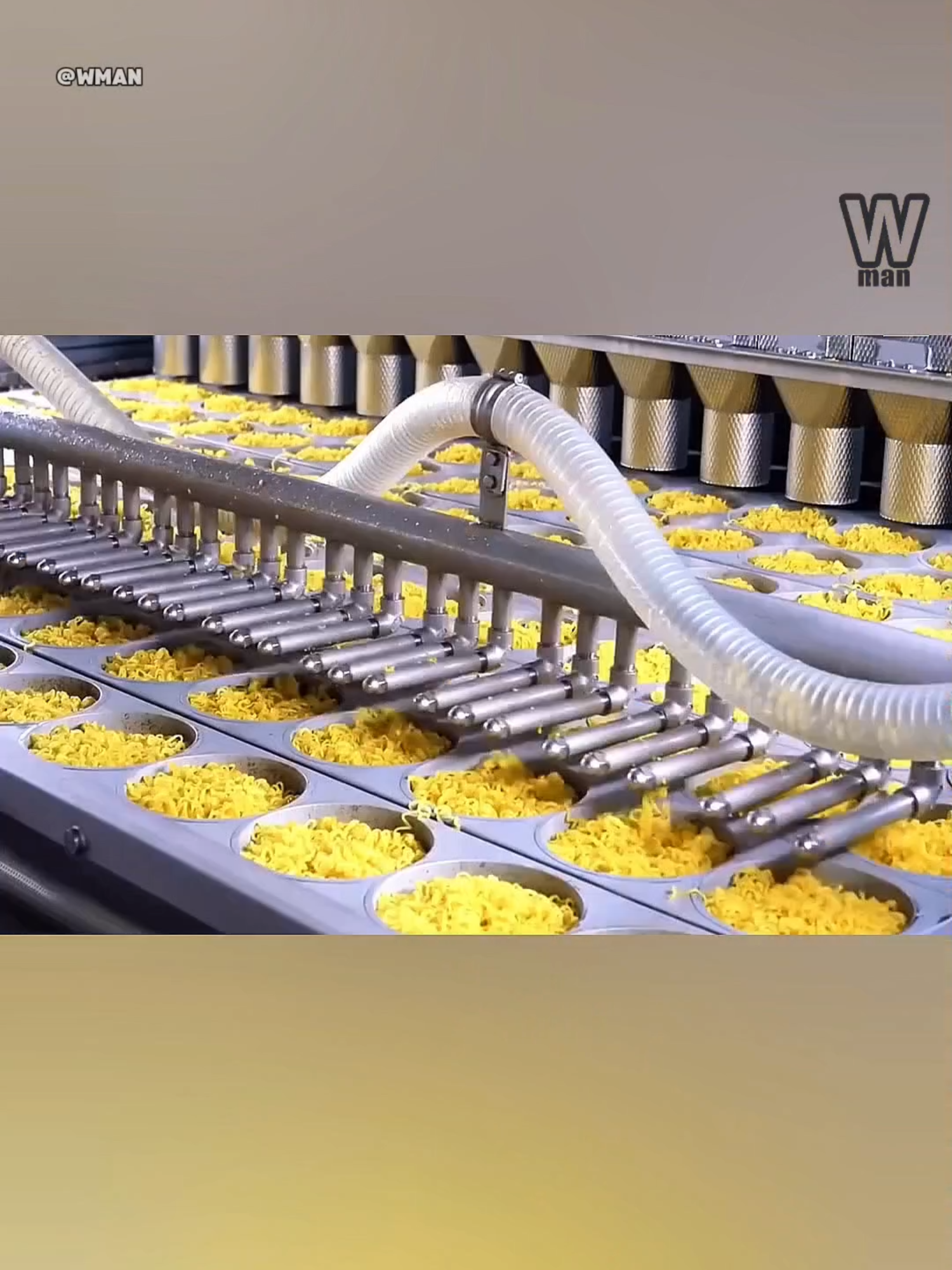 بلحم بقر حقيقي 🥩 وخضروات طبيعية 🧅 هكذا تصنع الإندومي 🍜 في كوريا الجنوبية 🇰🇷😯