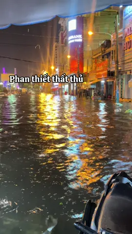 Lêu lêu chỗ mấy bà không có mưa 🥲🥲#mưa #chill 