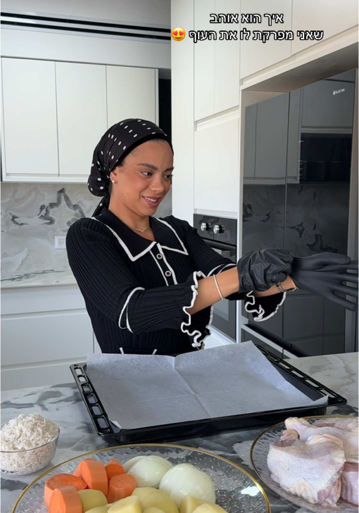 ארוחת צהריים מושלמת בכלום עבודה בתבנית אחת 🍗🥔🍠 מצרכים 4 עוף ירכיים בטטה גדולה חתוכה לקוביות בצל גדול פרוס כוס אורז בסמטי שטוף היטב רבע כוס שמן זית כף פפריקה מתוקה רבע כוס סילאן כף מלח חצי כפית פלפל שחור גרוס 3 כוסות מים רותחים אופן ההכנה מסדרים בתבנית לתנור את חלקי העוף  ממליחים אותם במעט מלח גס  סופים בצל תפוחי אדמה ובטטה  חתוכים  מוסיפים כוס אורז שטוף  בקערה נפרדת מכינים את הרוטב : שמן זית סילאן  מלח פפריקה מתוקה פלפל שחור גרוס מערבבים היטב מוסיפים 3 כוסות מים רותחים ומערבבים שוב יוצקים את הרוטב מעל התבנית מכסים היטב בנייר אפייה ואלומיניום ואופים בתנור שחומם מראש ל180 מעלות למשך שעתיים לאחר מכן מסירים את הכיסוי מורחים את העופות בעוד שכבה דקה של סילאן ומחזירים לתנור לחצי שעה נוספת להשחמה יפה באהבה ובתאבון  אבישג ישי ❤️ תודה ל @Itay Edri  על מתכון מנצח 🏆
