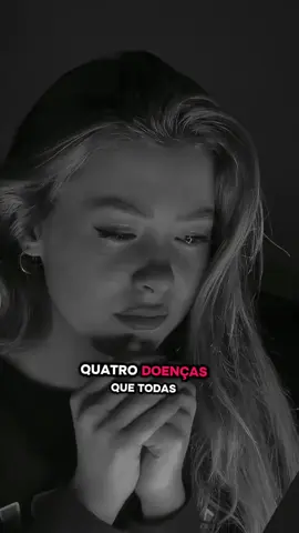 O que o corpo carrega depois do abuso… Quem nunca viveu um relacionamento abusivo com um narcisista não faz ideia da catástrofe que se instala dentro de quem vive. É algo que vai muito além da dor emocional.  É como se o corpo inteiro passasse a carregar o peso de tudo o que a mente tentou suportar. Durante anos, o organismo vive em estado de guerra. O medo constante, as humilhações, o controle, o silêncio forçado, a violência e o desprezo vão se acumulando até que o corpo começa a adoecer. Chega um momento em que não é mais só tristeza. É insônia, enxaqueca, taquicardia, dores no peito, queda de cabelo, falta de ar, problemas digestivos, fadiga crônica e uma exaustão que não se explica.  É como se o corpo gritasse o que a alma ficou calada demais para dizer. E quando tudo isso acontece por tempo demais, algumas dessas doenças acabam se tornando companheiras permanentes. Depois que a gente sai, o corpo continua reagindo como se o perigo ainda existisse. Basta um som, um olhar ou um tom de voz para o coração acelerar.  O sistema nervoso não entende que acabou. Ele aprendeu a viver em alerta, e desaprender leva tempo, às vezes uma vida inteira. Há dias em que parece que nada passou. Outros em que se sente um fio de leveza e um pouco de paz. Eu falo por mim: Nunca mais voltei a ser quem eu era antes. E talvez essa seja a parte mais difícil de aceitar.  Há uma inocência que se perde, uma confiança que se quebra para sempre. Mas existe também um outro tipo de força, que nasce do que sobrou. Uma força silenciosa, que aprende a respeitar os próprios limites, a cuidar de si, e não se sentir mais culpada pelos desastres do planeta. Leva tempo, mas é possível. 🌷 Sandra Santos #abusonarcisista #relacionamentoabusivo #violênciapsicológica #traumaemocional #fadigacrônica      