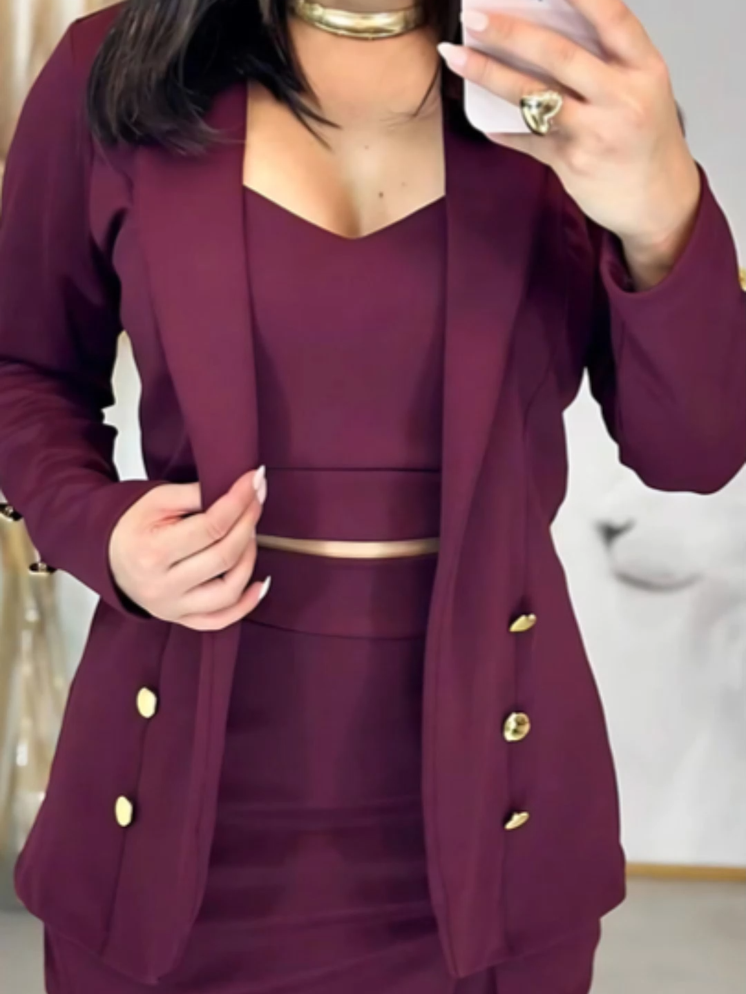 Conjunto Social Feminino 3 Peças Trijunto - Blazer + Cropped + Short Saia com Detalhes Elegantes Gostou? Acesse https://s.shopee.com.br/40Y8cPlNMH Descrição Elegância, versatilidade e estilo em um único conjunto! O Conjunto Social Feminino 3 Peças Trijunto é a escolha perfeita para a mulher moderna que busca sofisticação e praticidade. Com blazer estruturado, cropped fashion e short saia estiloso com detalhes exclusivos, você cria looks incríveis para diversas ocasiões. 👗 Características Principais Conjunto Completo 3 Peças Blazer: Corte estruturado e elegante, com caimento perfeito que valoriza o corpo Cropped: Peça versátil que pode ser usada com o blazer ou separadamente Short Saia: Design moderno com detalhes sofisticados que agregam charme ao visual ✨ Detalhes que Fazem a Diferença Acabamento impecável em todas as peças Detalhes exclusivos no short saia para um toque de elegância Costuras reforçadas e bem acabadas Combinação perfeita entre as peças para looks harmoniosos 🎯 Versatilidade Total Use as 3 peças juntas para um look social completo Combine de diferentes formas: blazer + short saia, cropped + short saia, ou cada peça separadamente Crie até 6 looks diferentes com apenas um conjunto Perfeito para trabalho, reuniões, eventos, festas e ocasiões especiais 💼 Ocasiões de Uso ✅ Ambiente corporativo - Visual profissional e elegante ✅ Reuniões importantes - Transmita confiança e sofisticação ✅ Eventos sociais - Destaque-se com estilo ✅ Festas e comemorações - Elegância garantida #shopee #shorts #mulher #feminino #elegante #bonita