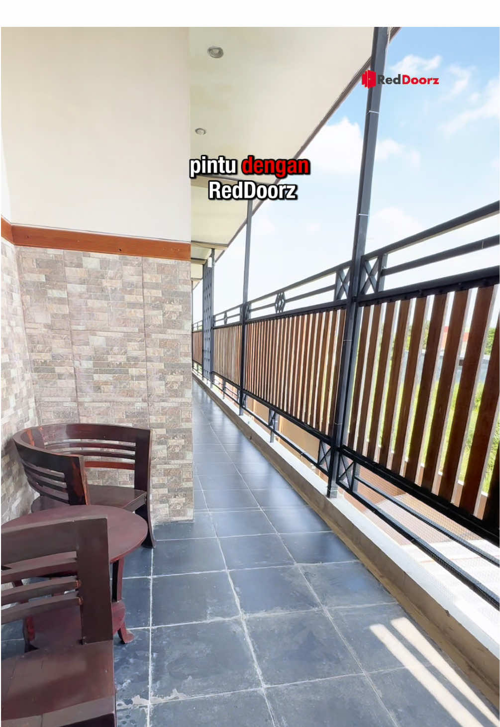 Cari hotel budget 100ribuan yang lokasinya dekat dengan stasiun Mojokerto? Kamu bisa pilih hotel RedDoorz near Mojokerto Train Station ini.  Booking melalui aplikasi RedDoorz dan gunakan kode promo YUKNGINEP untuk Disc Up To 30% @RedDoorz Indonesia  #reddoorz #reddoorzindonesia #redtraveler #hotelmojokerto #reddoorznearmojokertotrainstation 