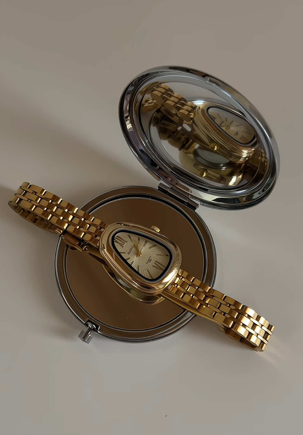 this retro gold watch is sooo gorg ✨ #retrowatch #womenswatch #elegantwatch 