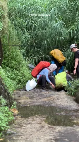 Kapan lagi nyuci sepatu di kali setelah naik gunung selain lewat jalur lawu via candi ceto 🤣#masukberanda #lawuviacetho #lawumountain #fyp #foryoupage 