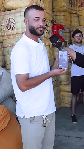 � من جكوك… صوت المواطن أقوى من أي دعاية في جولة جديدة لوكالة هموم وخيرات أهلنه بين أزقة منطقة جكوك، التقينا بأبناء هذا الوطن البسطاء وسألناهم عن الانتخابات المقبلة، عن رأيهم… عن أملهم… وعن خوفهم من تكرار الوجع. الإجابات كانت مختلفة، لكنها كلها صادقة، خارجة من قلبٍ تعب وضميرٍ موجوع. منهم من قال: “لن أشارك… فقد جربنا ولم نحصد إلا الوعود”. ومنهم من قال: “سنشارك من أجل التغيير… حتى لا تبقى الكلمة بيد الفاسدين وحدهم”. أصوات الناس تعبّر عن حرية الرأي، عن وجعٍ طويلٍ من الحرمان واليأس، وعن إصرار البعض على التمسك بالأمل رغم كل شيء. اليوم، الشارع العراقي يتحدث بصدق، لا خوف ولا مجاملة، لأن من عانى يعرف معنى الوطن، ويعرف أن كلمته قد تصنع الفرق يوماً ما. ✊🇮🇶 الانتخابات ليست أرقاماً… بل صرخة شعب يبحث عن كرامة وعدالة. ⸻ #هموم_وخيرات_أهلنه #من_جكوك_نبض_الوطن #صوت_المواطن #انتخب_او_قاطع_بس_عبر #الانتخابات_العراقية