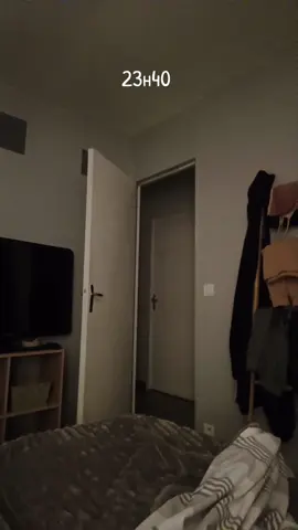 Voilà plusieurs mois que je n'ai pas posté car je pensais que ça calmerait peut-être les choses mais pas du tout alors je vais continuer à vous partager les petits moments comme celui-ci qui arrive de temps en temps ou des fois plusieurs jours d'affilée. rien d'agressif mais très dérangeant et pesant à la longue... #paranormal #creepypasta #tristanparanormal #ghosts #paranormalvideos 