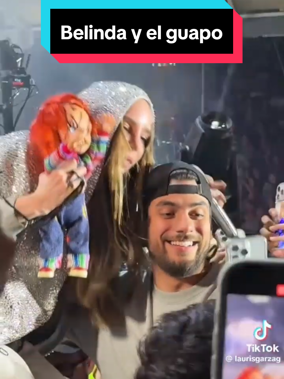 En conciero en México de Belinda el 19 de Ictubre,la cantante pide tomarse una foto con uno de sus fans anexo el video del momento impactante#belinda #elguapoyelmasguapo #concierto #viral 